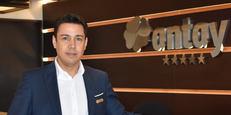 Leandro Moller Foster, gerente general de operaciones en Antay Hotel & Spa de Arica:  “La correcta actitud frente al trabajo y las dificultades del día a día, es fundamental para crecer al interior de una organización”