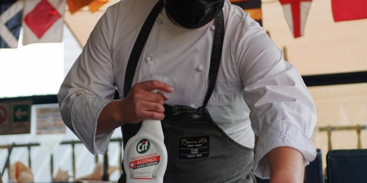 Aprende a limpiar en sencillos pasos las parrillas y cocinas con los consejos que Unilever Profesional tiene para estas Fiestas Patrias
