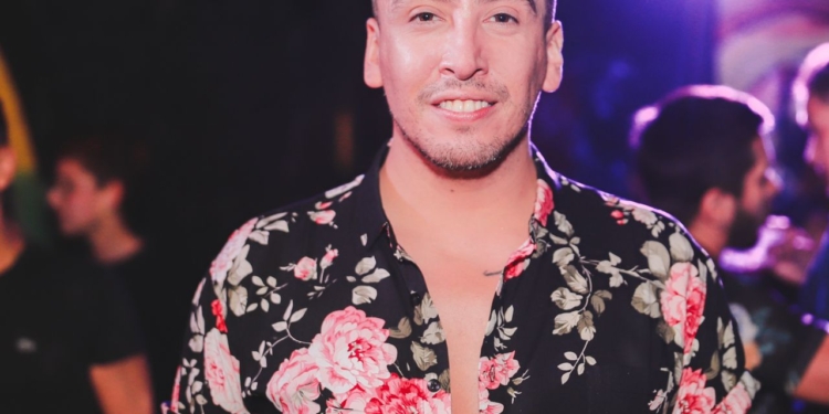 Jonathan Parra, Director de Restaurantes y Bares:  “Me gusta poder crear o reinventar diferentes platos, cocktails y por sobre todo enseñarle a los trabajadores que ellos deben ser felices”
