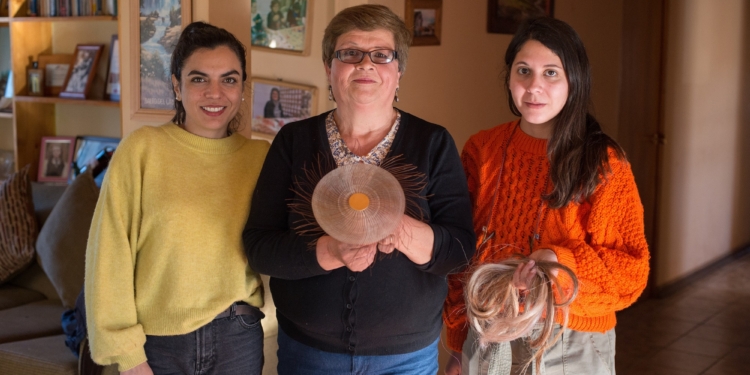Artesana en crin de caballo María del Pilar Véjar expone su trabajo en la Bienal Révélations de París