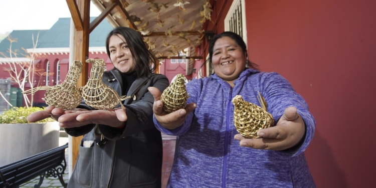 Mil aves creadas por artesanas de Camarones a Cabo de Hornos se exponen en el Centro Montecarmelo