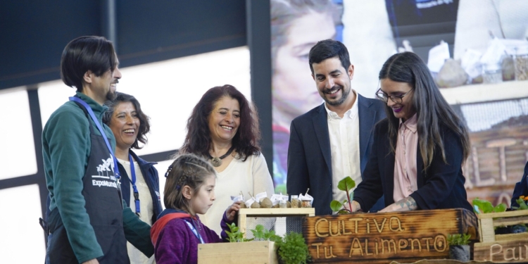 El campo llegó a la ciudad: con siembra simbólica y charquicanazo se inauguró la ExpoMundoRural