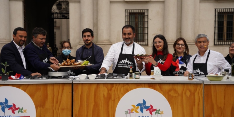Preparando una malaya con chimichurri ministra Vallejo y ministro Valenzuela invitaron a la ExpoMundoRural