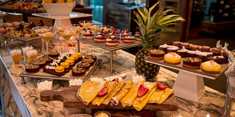 Buffet, música en vivo y un espectacular ambiente: la mejor manera de regalonear a la mamá en  su día