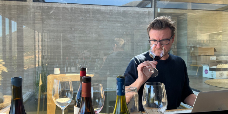 Se lanza la edición 2023 de la Guía de Vinos Alistair Cooper MW by Catad’or