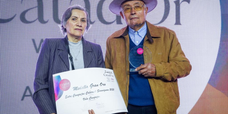 Matrimonio de viñateros de Lolol obtuvo por segunda vez el trofeo al Mejor Vino Ancestral en Catad’Or