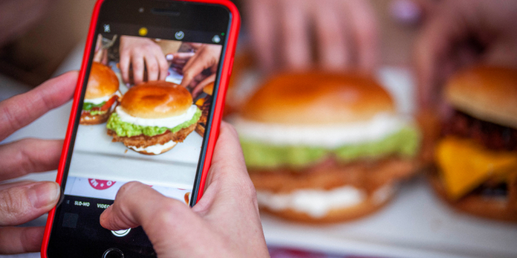 Comida rápida será todavía más veloz: restaurantes de fast food chilenos lanzan App que suprime las filas para pagar