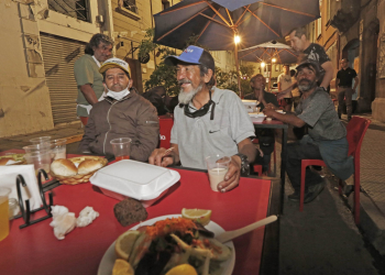 Restaurante busca rescatar el verdadero sentido de la Navidad abriendo sus puertas a personas en situación de calle