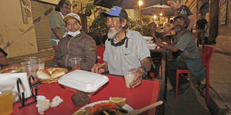 Restaurante busca rescatar el verdadero sentido de la Navidad abriendo sus puertas a personas en situación de calle
