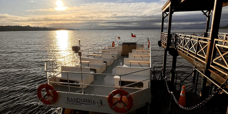 Atardecer y tapas navegando por Lago Llanquihue