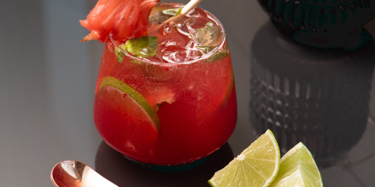 Innovación verde en el paladar: Courtyard Santiago Las Condes presenta ‘Jardín Botánico’, una experiencia de coctelería sostenible