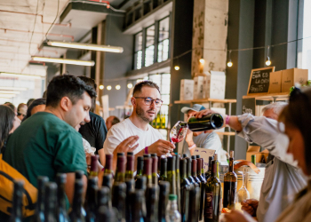 Feria Bocas Moradas: 14 viñas nuevas, vinos enumerados y una vitrina de viñateros de autor  vuelven al Mercado Urbano Tobalaba (MUT)
