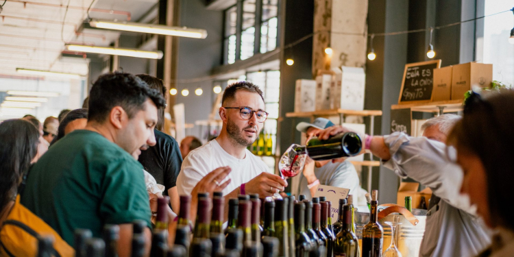 Feria Bocas Moradas: 14 viñas nuevas, vinos enumerados y una vitrina de viñateros de autor  vuelven al Mercado Urbano Tobalaba (MUT)