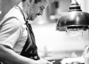 El chef colombiano Estrella Michelin Guido Niño Torres llega al centro de Santiago