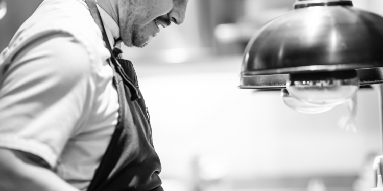 El chef colombiano Estrella Michelin Guido Niño Torres llega al centro de Santiago