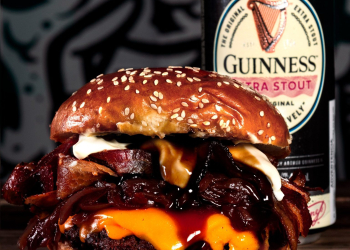 Guinness viste de verde a El Honesto Mike para celebrar St. Patrick’s Day 2025 en Chile