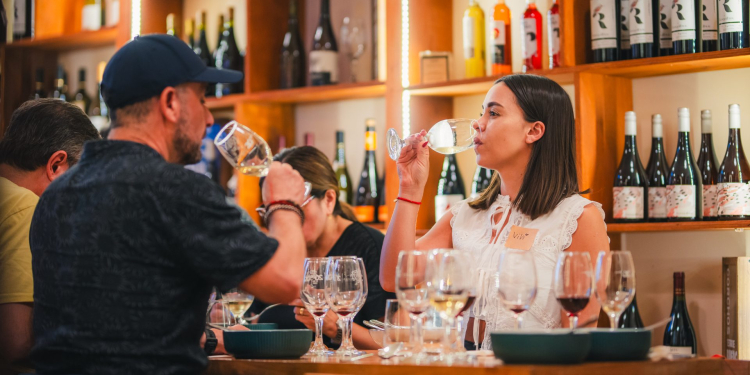 La propuesta de vinos, cocina y catas que está siendo tendencia en Valparaíso