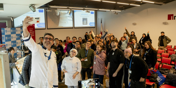 La actividad se llevó a cabo el 7 de mayo: Grecka y su marca Aromitalia realizaron Masterclass de heladería en INACAP Concepción