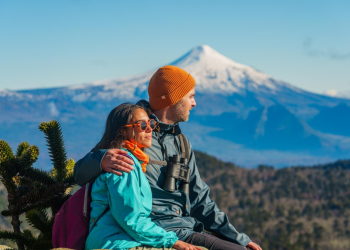 Santiago se viste de sur: Pucón trae sus mejores panoramas invernales a la capital