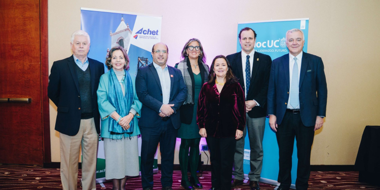 ACHET y DUOC UC presentaron inédito libro “Historia del Turismo en Chile»