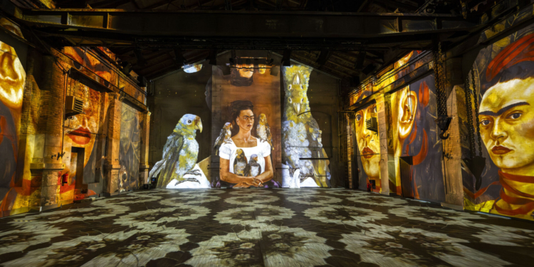 “Viva Frida Kahlo” debutó en Santiago transformando el Club de la Unión en un universo 360°