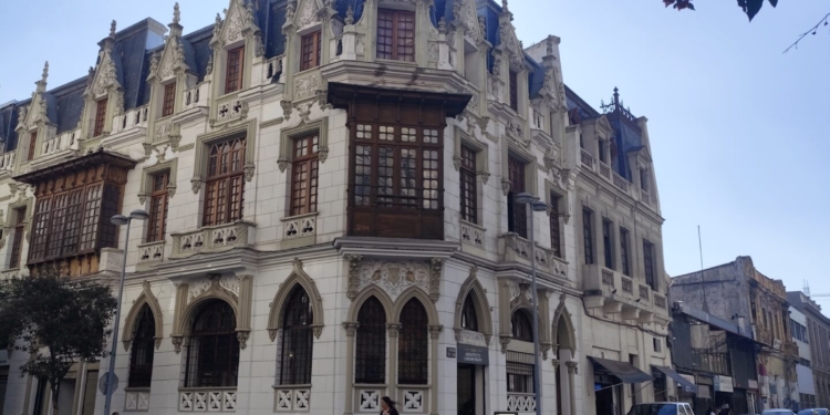 Casacien, café y arquitectura renovada en barrio Dieciocho