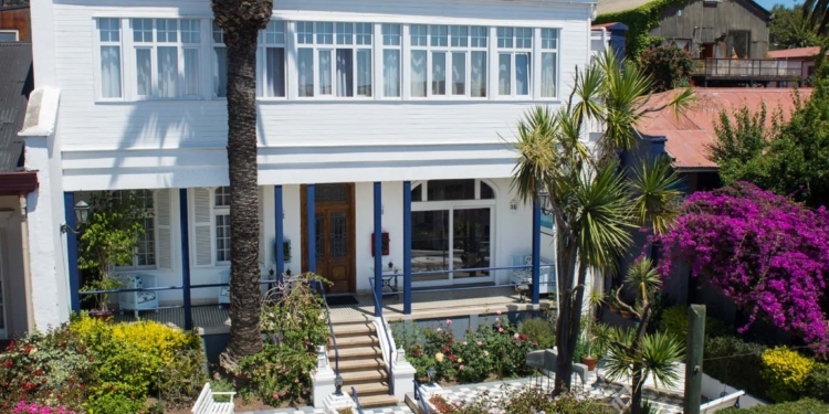 Hotel Casa Somerscales: Un refugio de mar, memoria y poesía en el corazón de Valparaíso