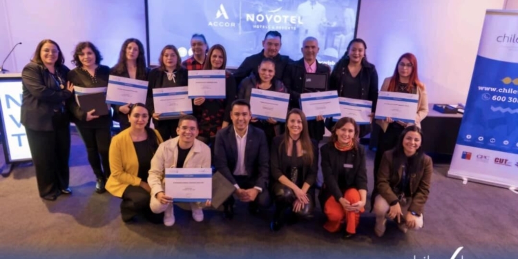 Novotel Santiago Las Condes y Centro Ecerlab impulsan importante proceso de certificación de competencias