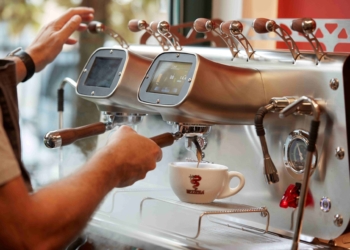 La tecnología detrás de una buena taza: cafeterías chilenas apuestan por las mejores máquinas espresso
