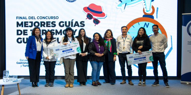Iplacex y Feguitur premiaron a los mejores guías de turismo de Chile